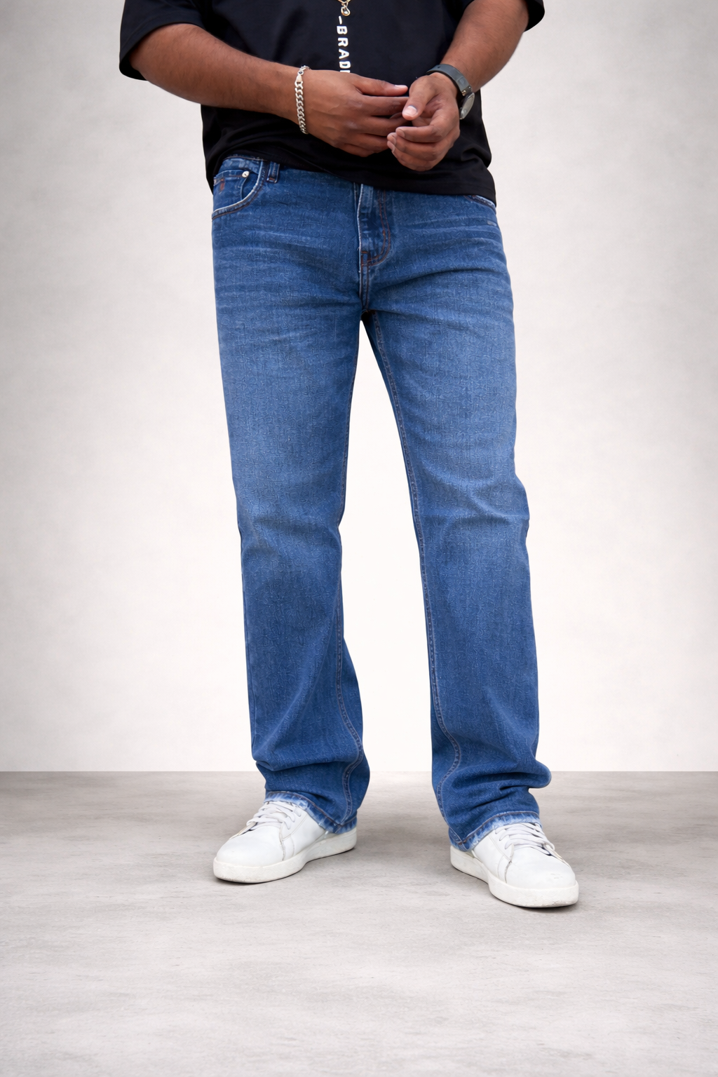 Sky blue straight-fit jeans, ocean wash denim; front view with pockets