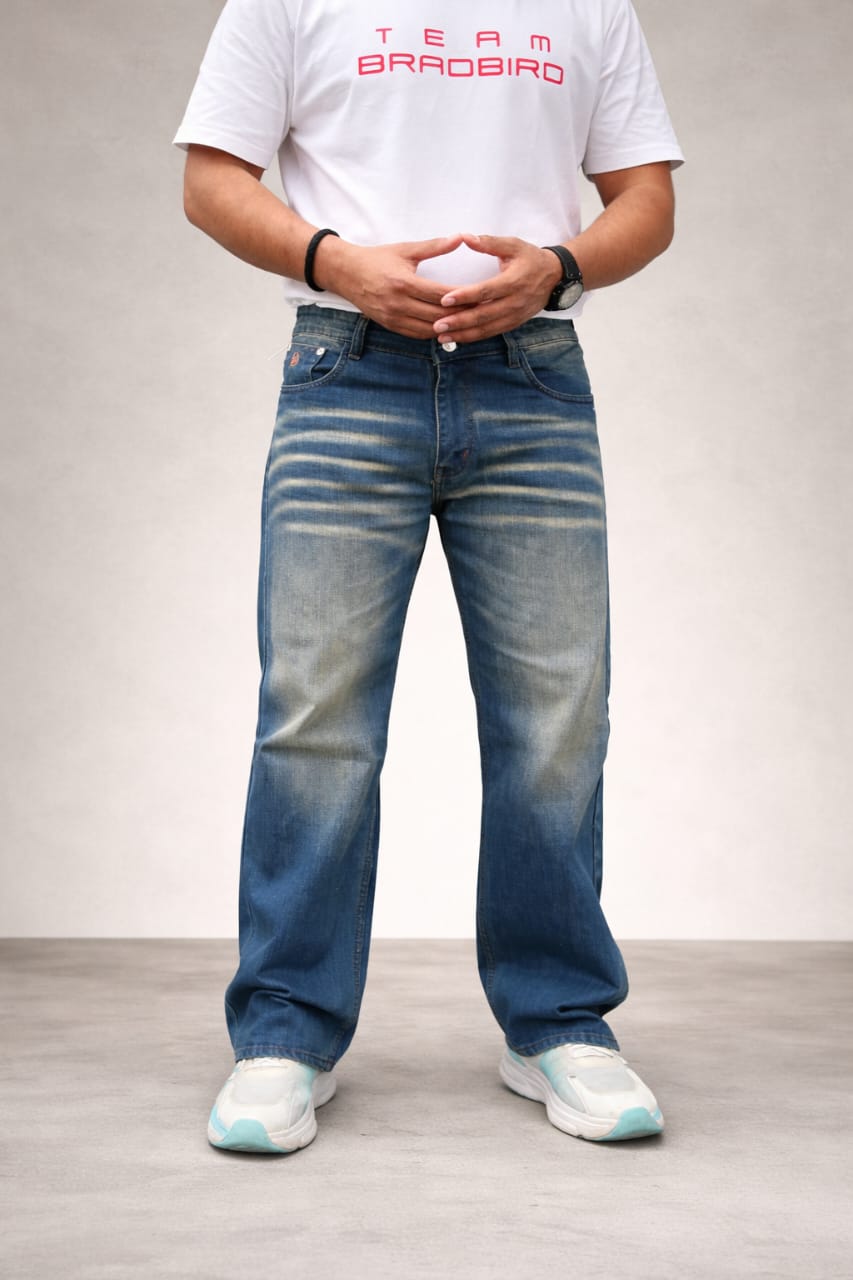 Straight-fit jeans in medium blue denim, front view with five-pocket styling