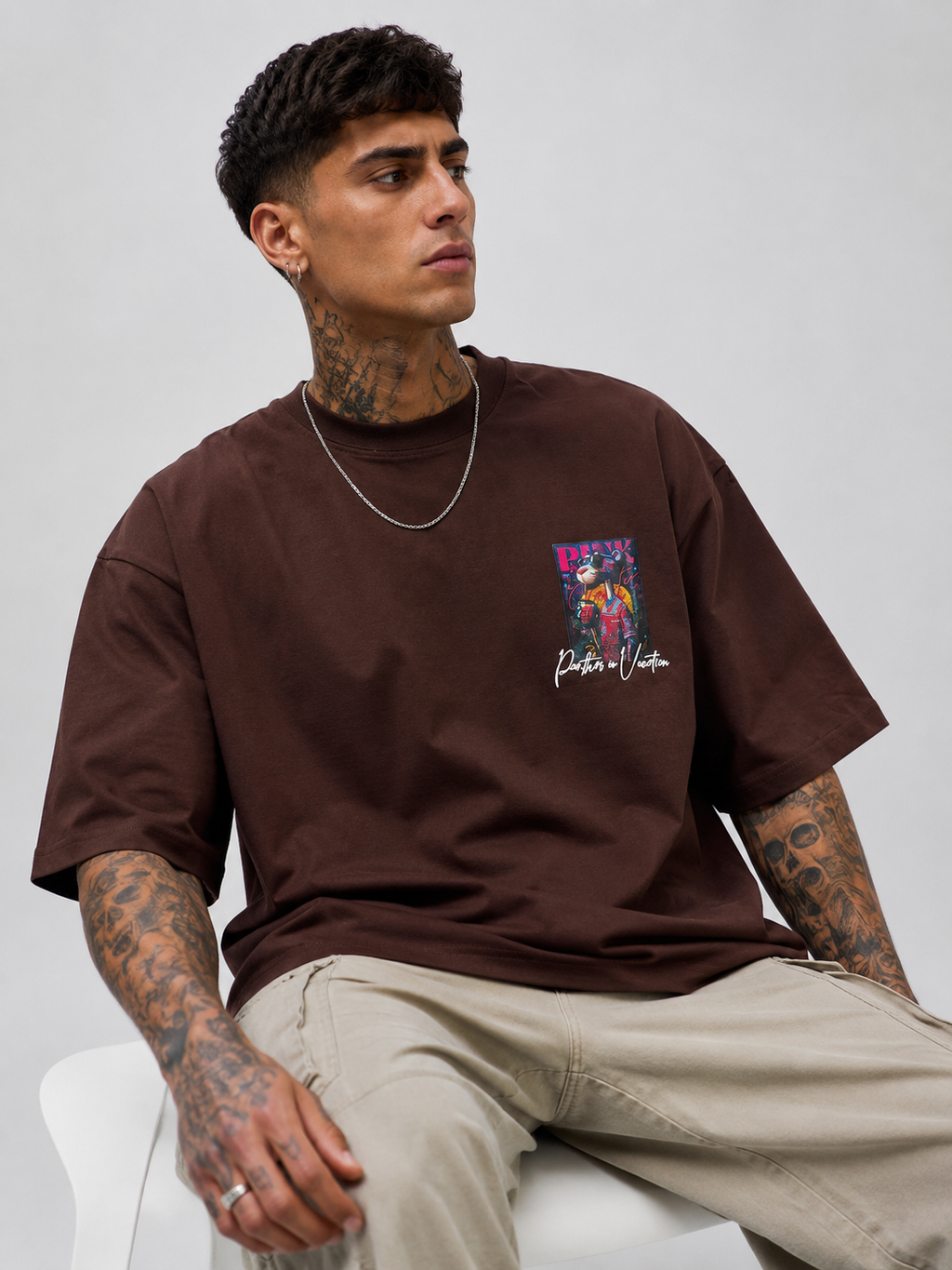 Cacao brown drop-shoulder T-shirt with chest graphic and crew neckline
