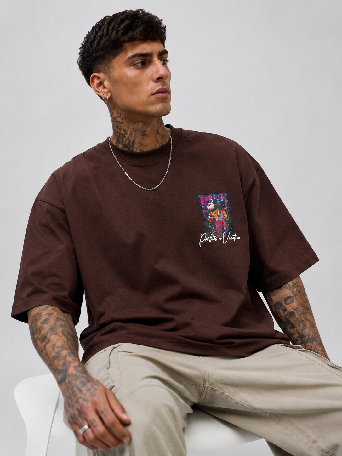Cacao brown drop-shoulder T-shirt with chest graphic and crew neckline