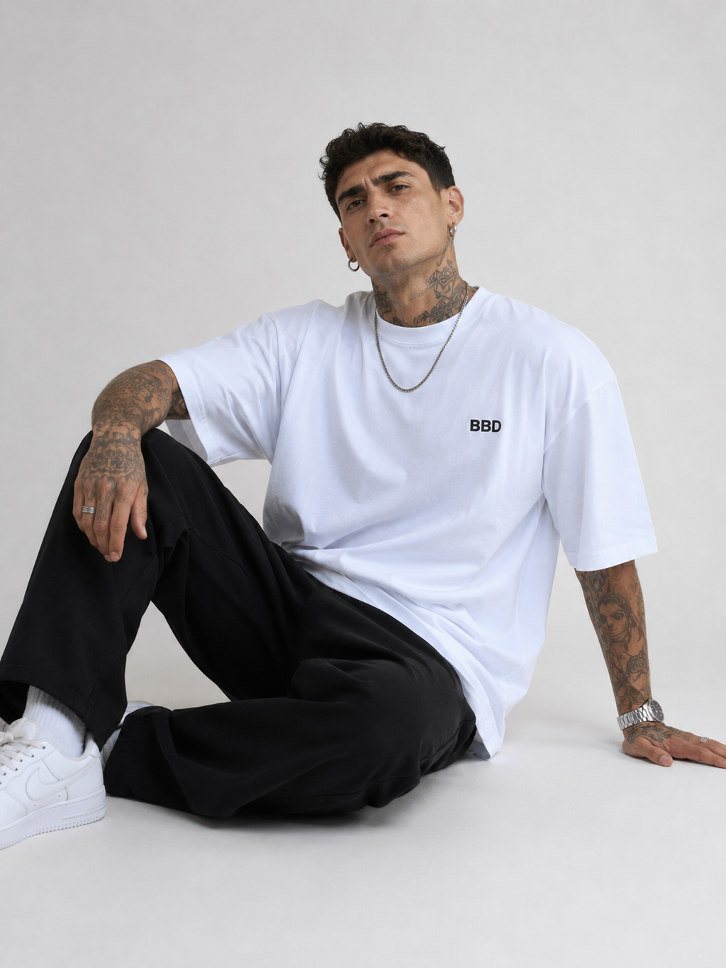Off-white drop-shoulder T-shirt with BBD chest logo, crew neck, short sleeves