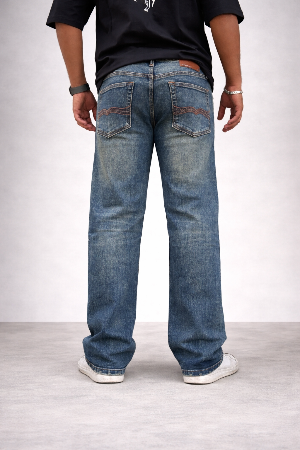 Straight-fit jeans in vintage indigo wash, back view, two back pockets