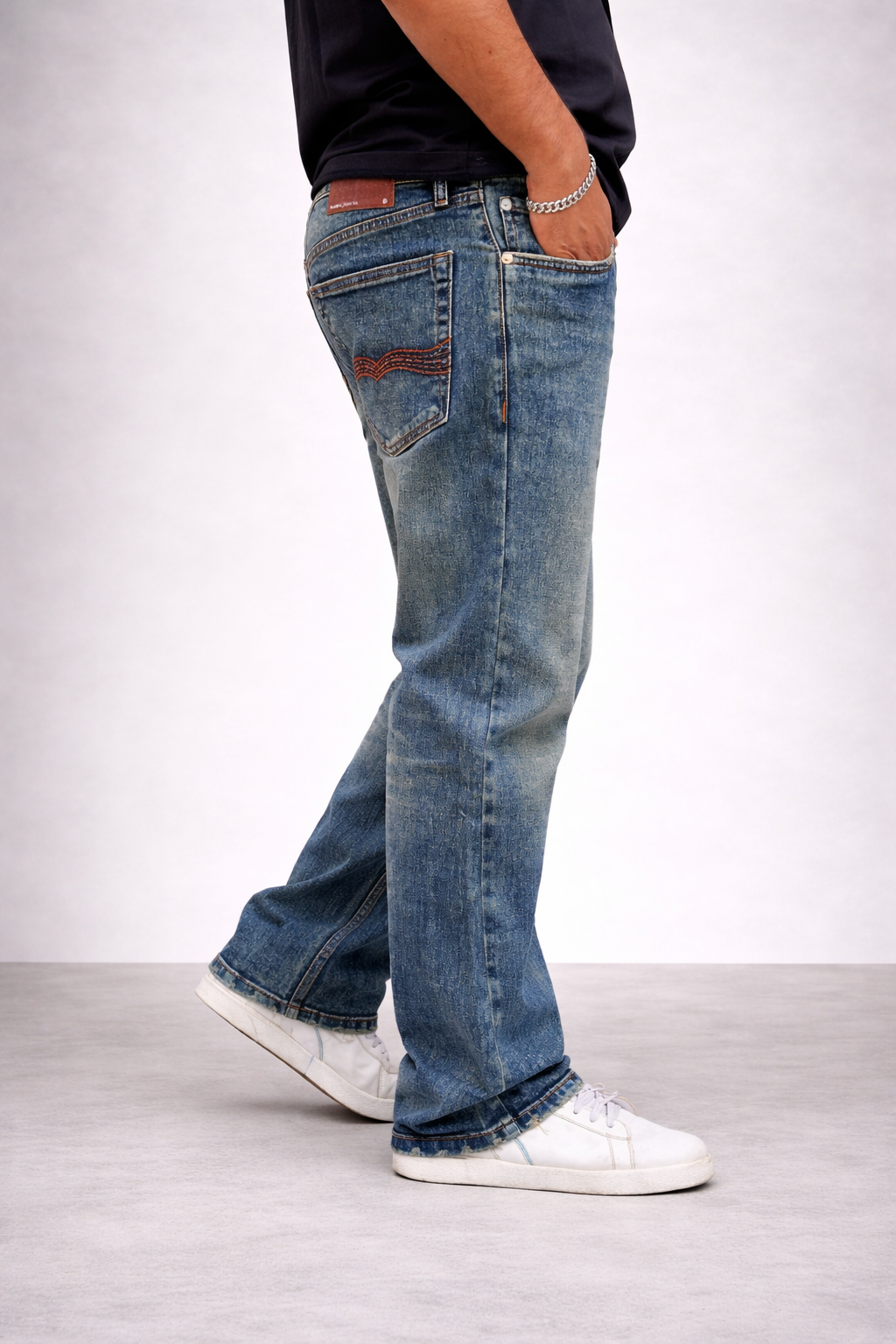 Straight-fit jeans in vintage indigo wash, side view, front pocket and stitching