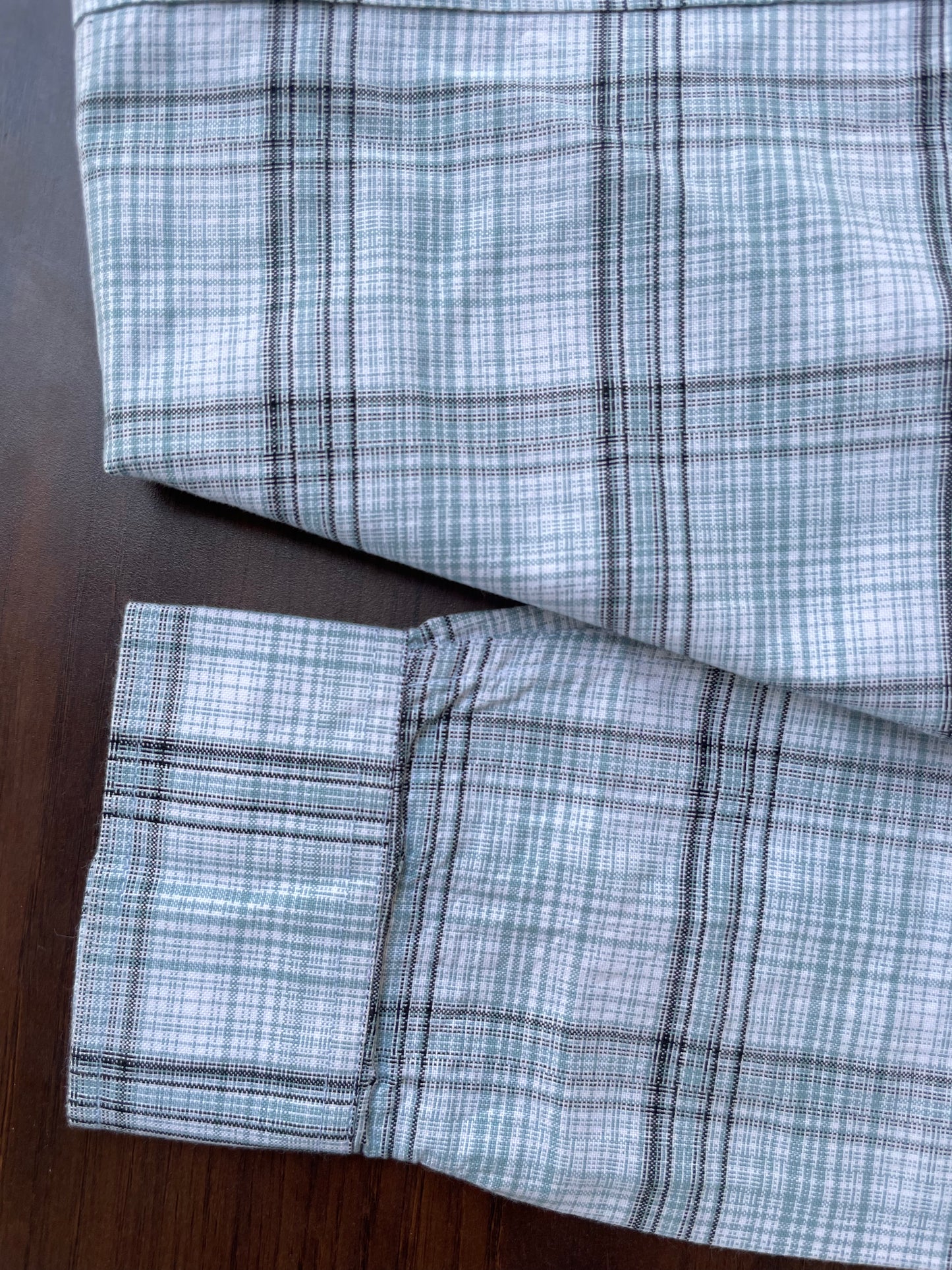 Mint-blue oxford check shirt sleeves and folded cuffs, detailed plaid pattern