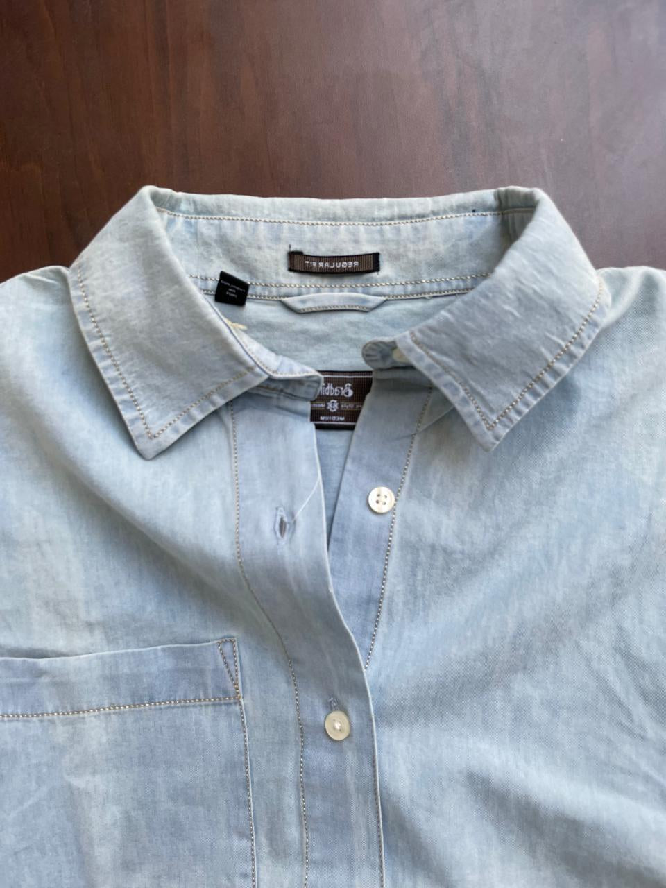 Mint denim half-sleeve button-up shirt, close-up of collar and buttons